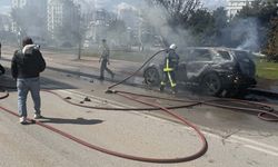 Antalya’da yanan otomobilden kedisini son anda kurtardı