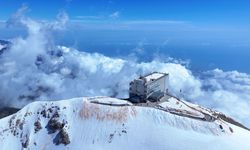 Antalya’da aynı gün iki mevsim: Tahtalı Dağı’nda kar, sahilde yaz