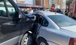 Serik’te VIP tur minibüsü ile otomobil çarpıştı: 2 yaralı
