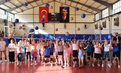 Elmalı’da kız voleybol kursları başladı