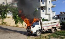 Alanya’da park halindeki kamyonet yandı