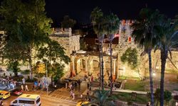 Antalya’da Üçkapılar gece ışıklarıyla aydınlandı