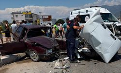 Kaş’ta iki otomobil çarpıştı: 3 yaralı