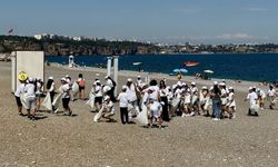 Konyaaltı Plajı’nda Dünya Çevre Günü temizliği