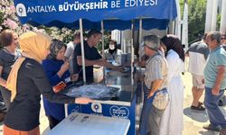 Kumluca’da vatandaşlara aşure ikramı yapıldı