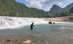 Manavgat’ta çaya giren genç akıntıda kayboldu