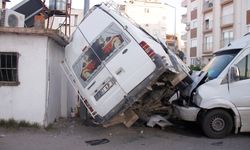 Serik’te işçi servisleri çarpıştı: 5 yaralı