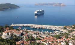Sezonun ilk kruvaziyeri Kaş’a 2063 yolcu getirdi