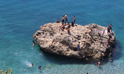 Antalya’da falezlerden tehlikeli atlayış