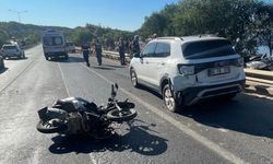 Alanya’da motosiklet otomobile çarptı: 2 ağır yaralı