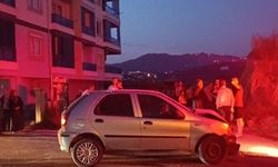 Alanya’da otomobil ile kamyonet çarpıştı