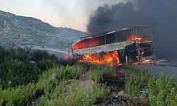 Manavgat’ta seyir halindeki yolcu otobüsü yandı