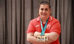 Sakatlıktan döndü, 4 dünya rekoru kırdı