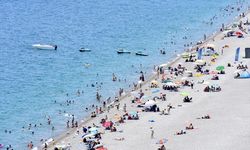 Sıcak hava Konyaaltı Sahili’ni doldurdu