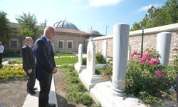 Ersoy, Fatih Külliyesi Haziresi’ni ziyaret etti