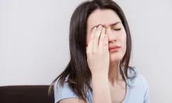 Göz seğirmesi neden olur, nasıl geçer?