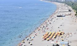Antalya’da sıcak ve nem sahillerde yoğunluk oluşturdu