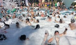 Manavgat’ta turistlere sıcak havada köpük partisi
