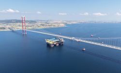 Dev vinç gemisi, 1915 Çanakkale Köprüsü altından geçti