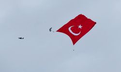 Mehmetçik, 3 bin metrekarelik Türk bayrağını dalgalandırdı