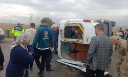 Öğrenci servisi devrildi; 12 yaralı