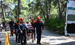Şelalede gezerken 6 metreden düşen Rus turist kurtarıldı