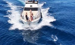 Alanya açıklarında yunuslar tekneye eşlik etti