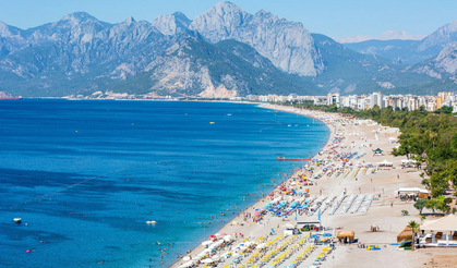 Antalya Sahillerine Kurban Bayramında Tatilci Akını!