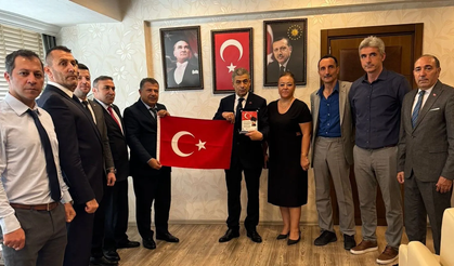 Antalya'da Her Eve Bir Bayrak! Türkiye Kamu-Sen’den Anlamlı Kampanya