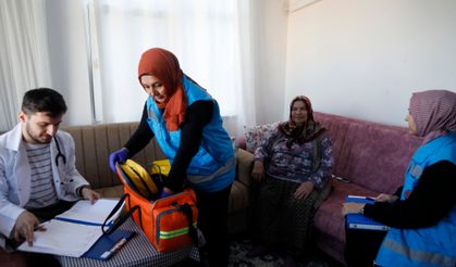 1400 Hastaya Evde Sağlık Hizmeti; Duygusal Anlar Da Yaşanıyor