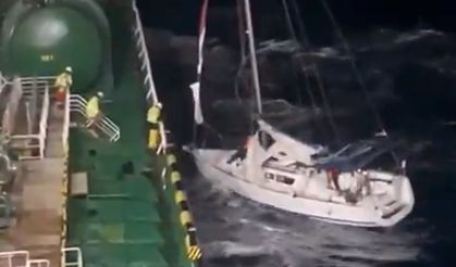 Fırtınada Yelkeni Yırtılan Teknedeki 2 Kişiyi, Tanker Personeli Kurtardı