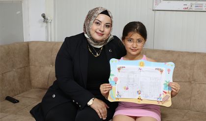 Hatay'da Depremzede Öğrenciye Anlamlı Karne Hediyesi