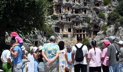 Antalya’ya 1 günde 105 bin turist girişiyle rekor