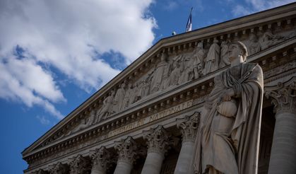 Fransa’da güvenoyu alamayan hükümet düştü