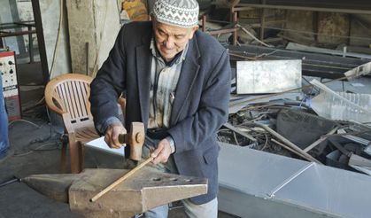 Korkuteli’nde 57 yıldır demircilik yapan Ali Kaya