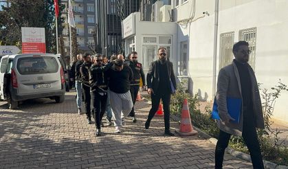 Antalya'da ağabeyini öldürüp yengesini yaralayan zanlı ve 6 aile üyesi adliyeye sevk edildi