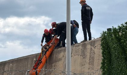 Antalya’da dalgakıranda sıkışan balıkçı kurtarıldı