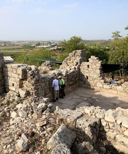 Sillyon’da 6 dönemin izlerini taşıyan cadde bulundu