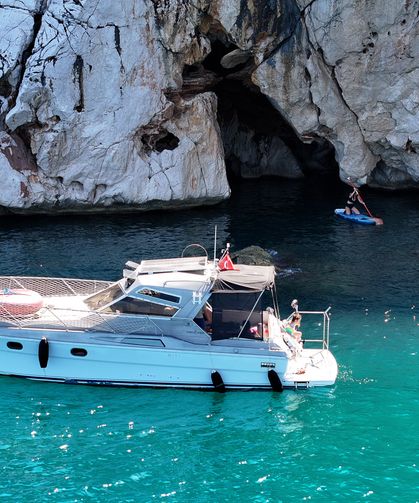 Antalya’da turkuaz suların saklı deniz mağarası