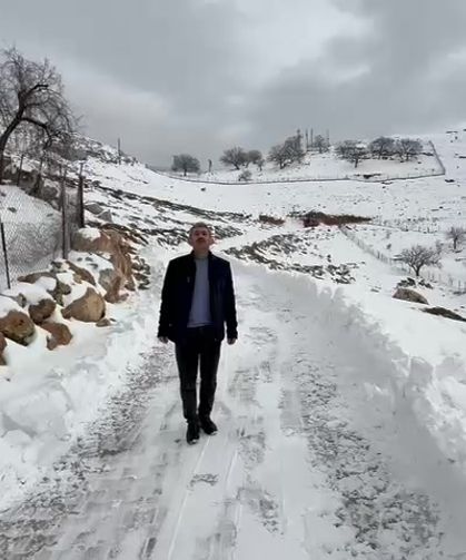 Kar kapanan köy yolu, şehit ailesi için açıldı