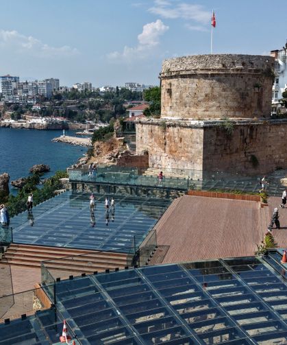 Hıdırlık Kulesi, tarihi kalıntılarıyla turistlerin gözdesi oldu