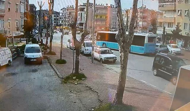 Halk Otobüsü Park Halindeki Araçlara Çarpıp, Kafeye Girdi; 4 Yaralı