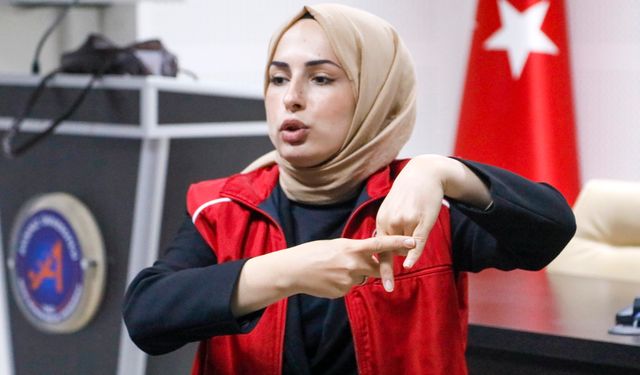 Halasıyla İletişim Kuramayınca Üzülüp İşaret Dili Uzmanı Oldu