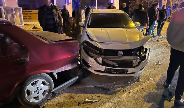 Otomobilin Park Halindeki 3 Araca Çarptığı Kaza Kamerada: 2 Yaralı