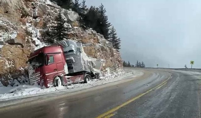 Kar, Antalya-Konya Yolunda Ulaşımı Aksatıyor