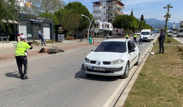 Antalya'da Otomobille Motosikletin Çarpıştığı Kazada 1'i Ağır 2 Kişi Yaralandı