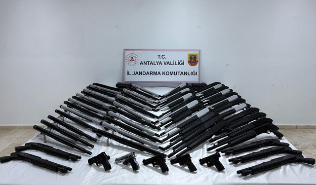 Antalya'da Ruhsatsız Silah Operasyonunda 3 Şüpheli Yakalandı