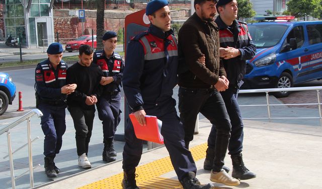 Alanya'da Otomobile Asit Döktükleri İddiasıyla Yakalanan 2 Kişi Tutuklandı