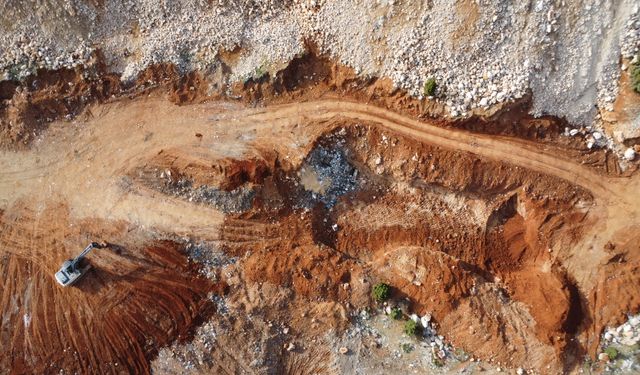 Akseki'de 50 Yıldır Kullanılan Çöp Biriktirme Alanı Temizleniyor
