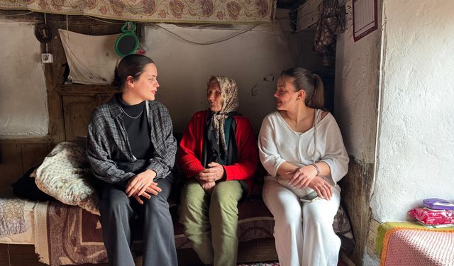 Antalya'da Üniversite Öğrencileri Yalnız Yaşayan Kadının Evinde Bayram Temizliği Yaptı